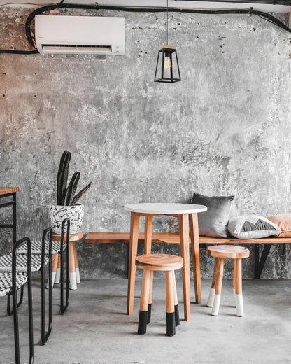 Black pendant lamp with open frame and wooden top detail